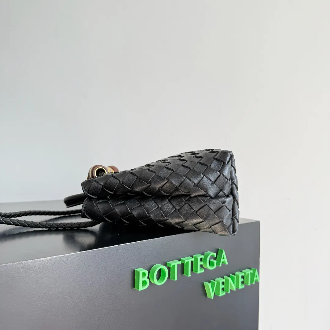 The new Andiamo batch of 3060 BV is shipped‼ ️The classic intercciato weaving process is used to create a soft bag, the metal knot is made of micro-cast aluminum using jewelry technology🪢, and the decorative beads are made of metal and hand-polished oak, allowing you to jump repeatedly between elegance and fun💃, making it unpredictable. Classic and versatile, it shows off your temperament, and the bag has a large capacity, making it very convenient for daily commuting! It has a variety of carrying methods, the shoulder straps can be adjusted by yourself, the original lambskin feels soft and delicate, and the unisex style breaks gender boundaries and brings a more practical and long-lasting use experience. The Andiamo, which has both elegant and casual styles, perfectly interprets the "fashionable old money style". Style number: 743568+wood hardware Color: black gold buckle Size: 25*22*10.5cm